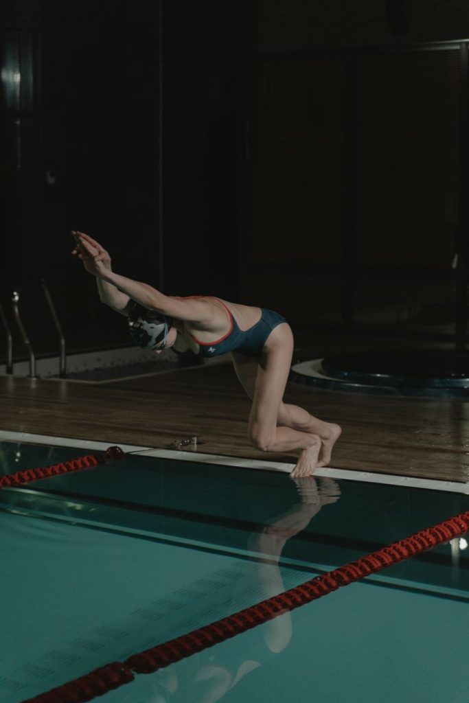 Femme en bikini au bord de la piscine
