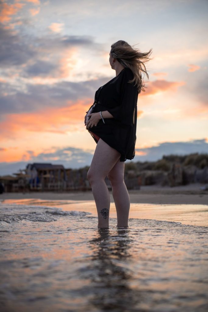 Femme en bikini au bord de la piscine