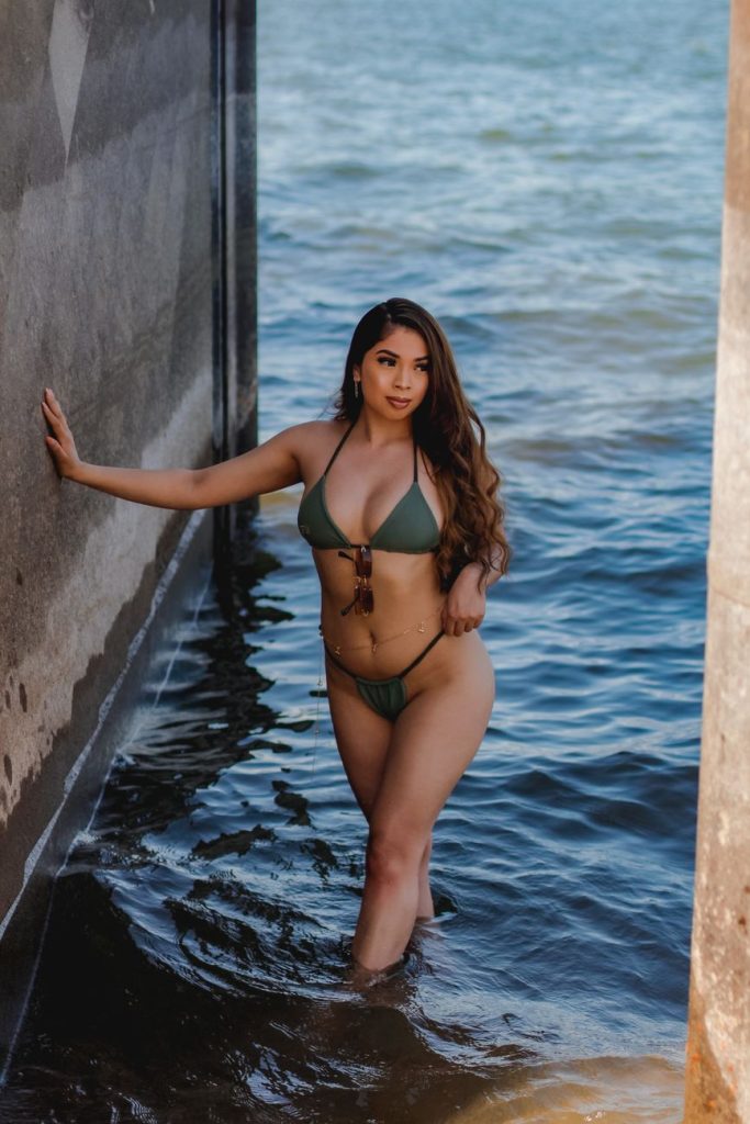 Femme en bikini au bord de la piscine