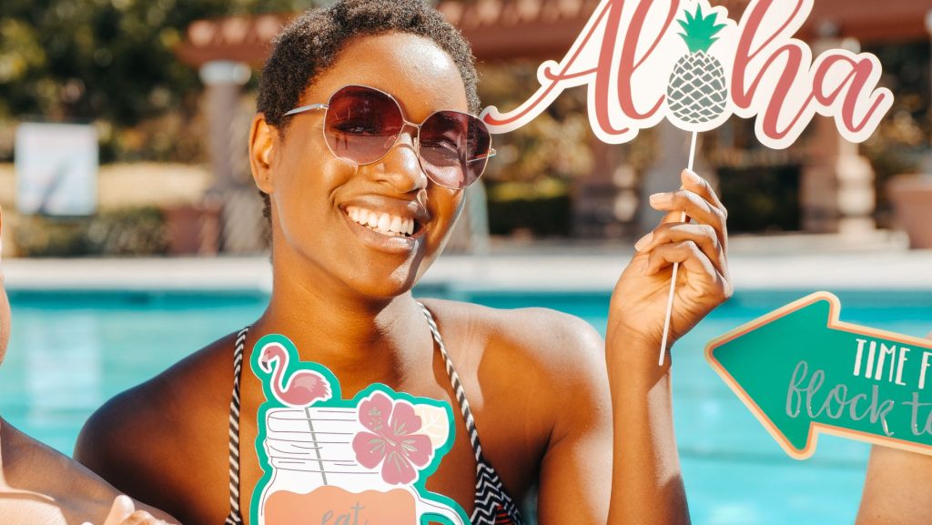 Femme en bikini au bord de la piscine