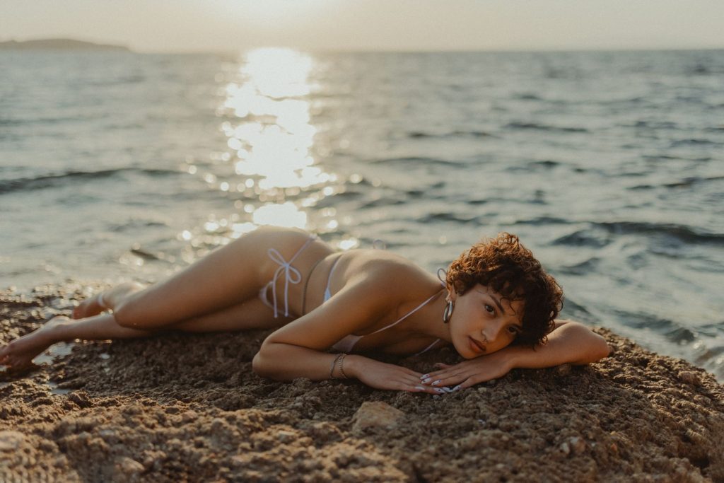 Femme en bikini au bord de la piscine