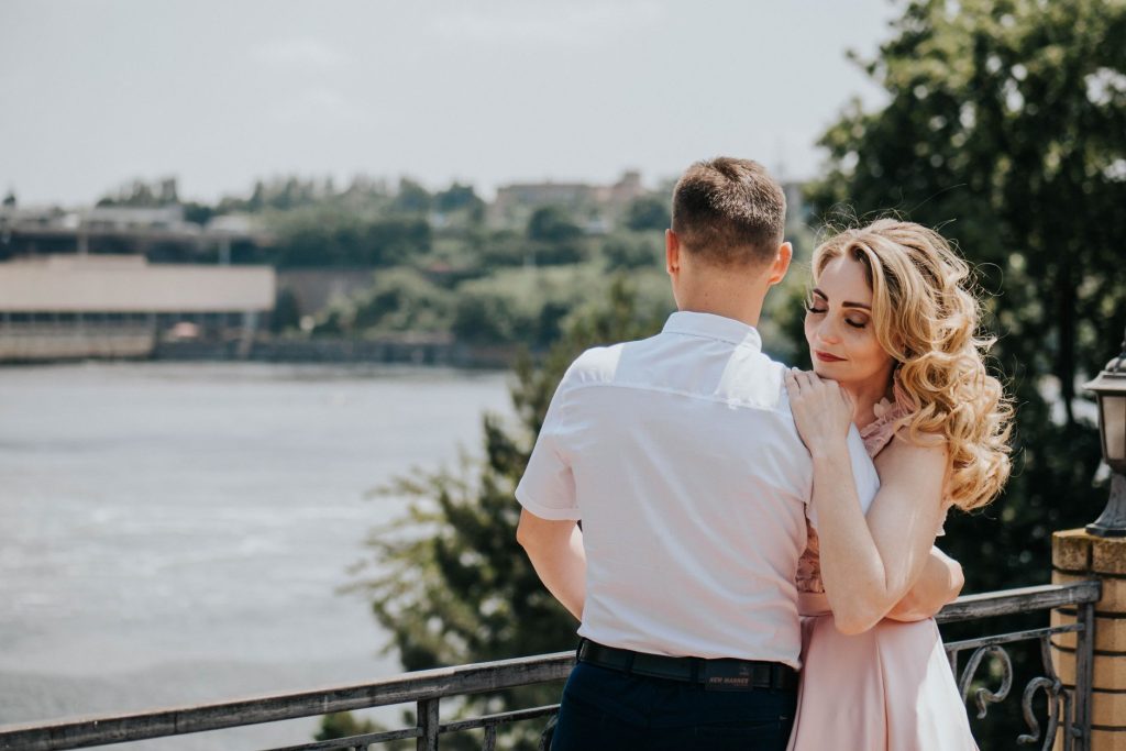 Couple enlacé