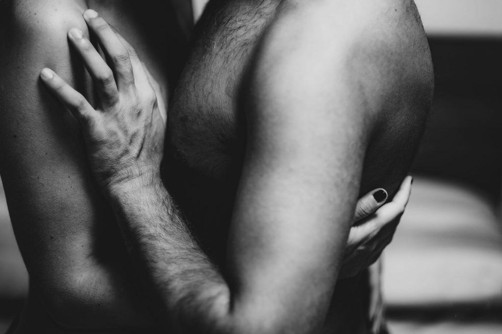 Couple enlacé