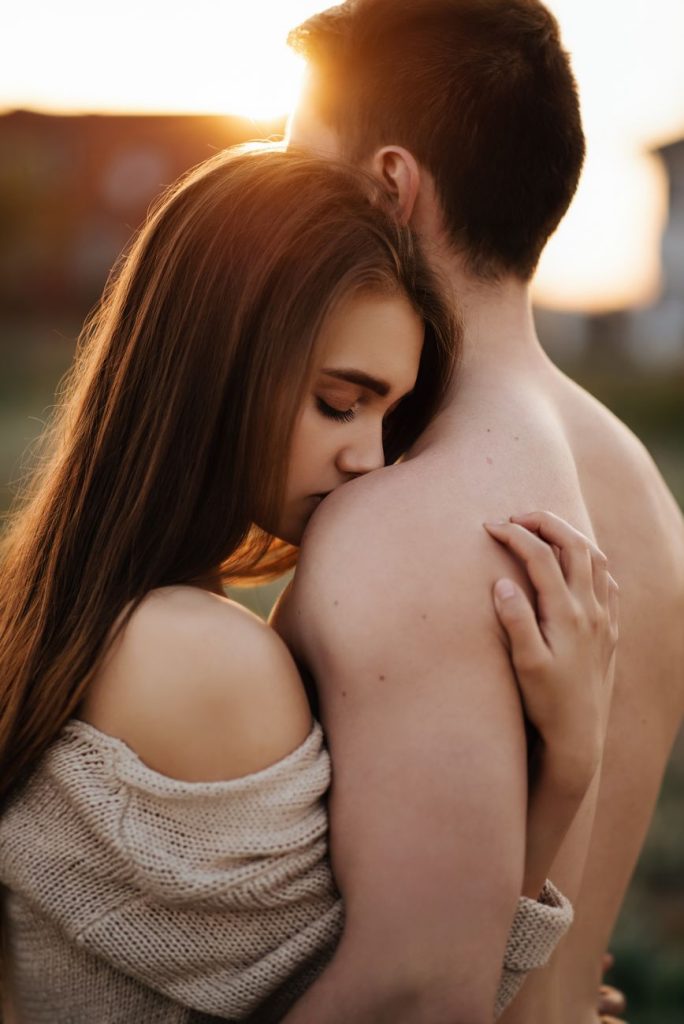 Couple enlacé