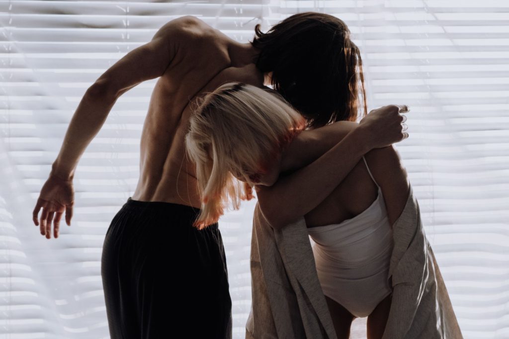 Couple enlacé