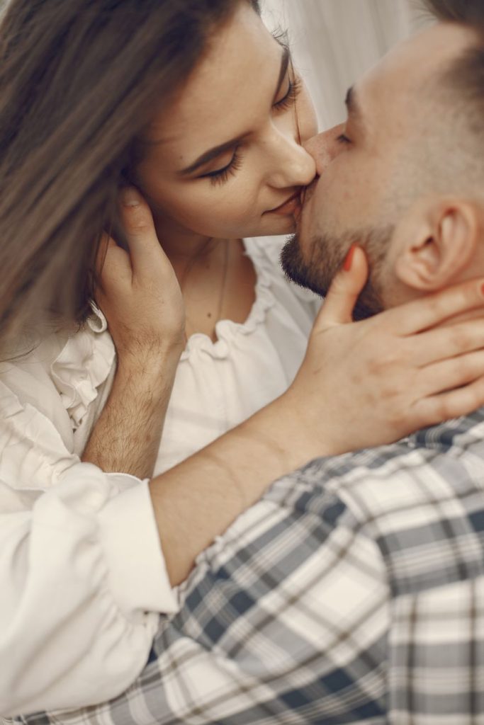 Couple enlacé