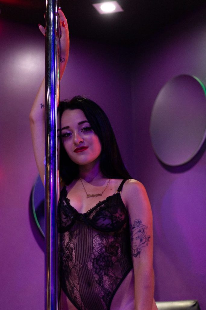 Jeune femme séduisante